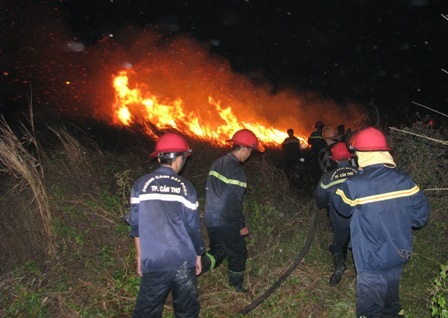 Cháy lớn làm “náo loạn” khu dân cư gần cầu Cần Thơ - 10