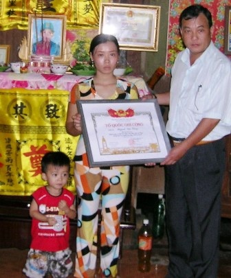 Trao bằng Tổ quốc ghi công cho gia đình liệt sĩ hộ đê