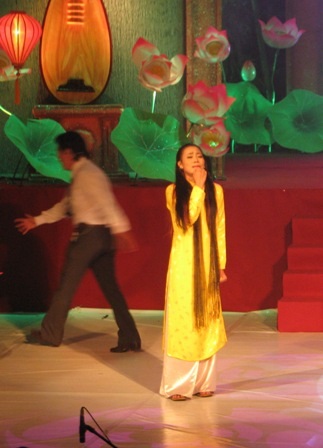 Rơi nước mắt trước “sự khổ đau điên dại của cô đào hát…” - 8