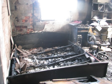 Cháy nhà dân, cột phát sóng Vinaphone suýt bị lửa thiêu - 1 Cháy nhà dân, cột phát sóng Vinaphone suýt bị lửa thiêu - 1