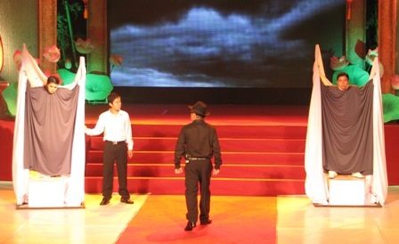 Xem lại màn độc thoại “nghệ sĩ già diễn kịch giữa đêm khuya” - 15 Xem lại màn độc thoại “nghệ sĩ già diễn kịch giữa đêm khuya” - 15