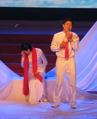 Xem lại màn độc thoại “nghệ sĩ già diễn kịch giữa đêm khuya” - 18 Xem lại màn độc thoại “nghệ sĩ già diễn kịch giữa đêm khuya” - 18