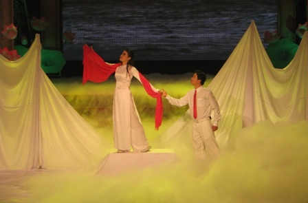 Xem lại màn độc thoại “nghệ sĩ già diễn kịch giữa đêm khuya” - 21 Xem lại màn độc thoại “nghệ sĩ già diễn kịch giữa đêm khuya” - 21