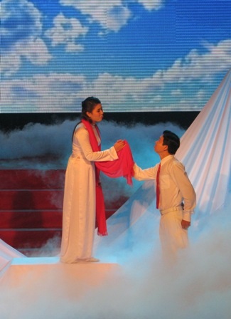 Xem lại màn độc thoại “nghệ sĩ già diễn kịch giữa đêm khuya” - 20 Xem lại màn độc thoại “nghệ sĩ già diễn kịch giữa đêm khuya” - 20