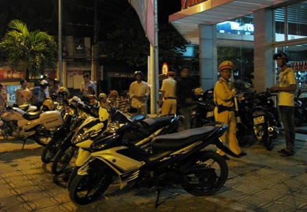 Trắng đêm theo chân CSGT “đo” tốc độ trên phố - 4 Trắng đêm theo chân CSGT “đo” tốc độ trên phố