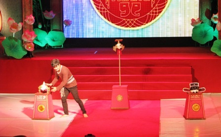 Xem lại màn độc thoại “nghệ sĩ già diễn kịch giữa đêm khuya” - 2 Xem lại màn độc thoại “nghệ sĩ già diễn kịch giữa đêm khuya” - 2