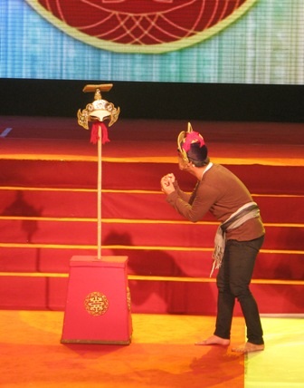 Xem lại màn độc thoại “nghệ sĩ già diễn kịch giữa đêm khuya” - 3 Xem lại màn độc thoại “nghệ sĩ già diễn kịch giữa đêm khuya” - 3