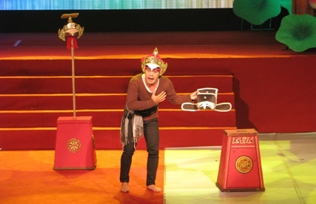 Xem lại màn độc thoại “nghệ sĩ già diễn kịch giữa đêm khuya” - 4 Xem lại màn độc thoại “nghệ sĩ già diễn kịch giữa đêm khuya” - 4