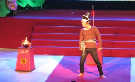 Xem lại màn độc thoại “nghệ sĩ già diễn kịch giữa đêm khuya” - 9 Xem lại màn độc thoại “nghệ sĩ già diễn kịch giữa đêm khuya” - 9