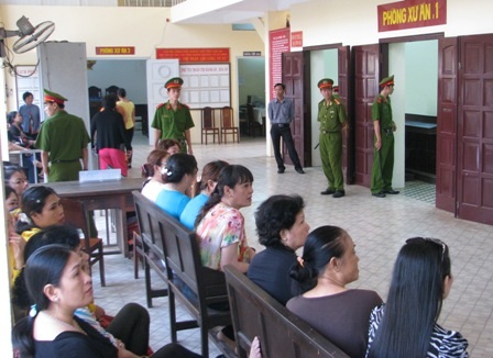 Toàn cảnh phiên tòa xử vụ nhà báo Hoàng Hùng bị đốt - 1 Toàn cảnh phiên tòa xử vụ nhà báo Hoàng Hùng bị đốt
