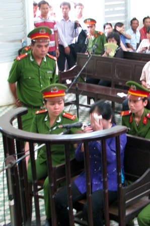 Toàn cảnh phiên tòa xử vụ nhà báo Hoàng Hùng bị đốt - 22 Toàn cảnh phiên tòa xử vụ nhà báo Hoàng Hùng bị đốt