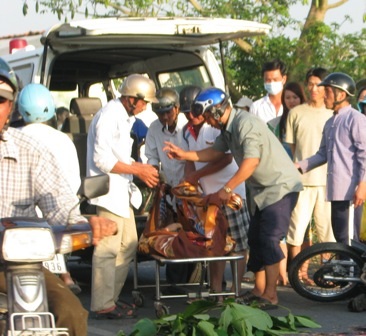 Về thăm người thân, bị xe tải cán chết - 2 Về thăm người thân, bị xe tải cán chết - 2