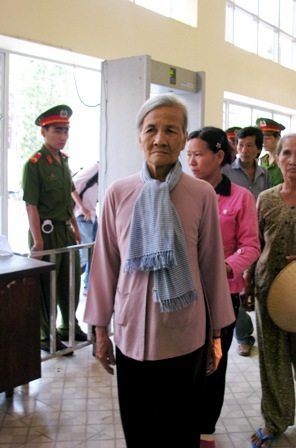 Toàn cảnh phiên tòa xử vụ nhà báo Hoàng Hùng bị đốt - 3 Toàn cảnh phiên tòa xử vụ nhà báo Hoàng Hùng bị đốt