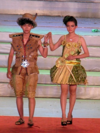 Ấn tượng trang phục dừa tại Festival Dừa 2012 - 5 Ấn tượng trang phục dừa tại Festival Dừa 2012