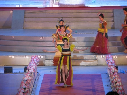 Ấn tượng trang phục dừa tại Festival Dừa 2012 - 13 Ấn tượng trang phục dừa tại Festival Dừa 2012