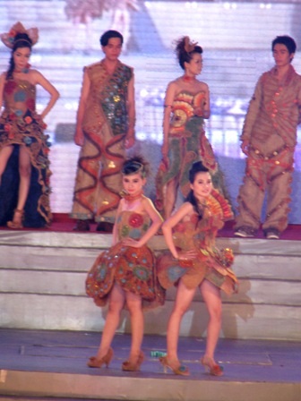 Ấn tượng trang phục dừa tại Festival Dừa 2012 - 2 Ấn tượng trang phục dừa tại Festival Dừa 2012