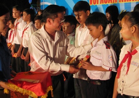 “Bao lì xì này em sẽ về đưa mẹ để phụ mẹ lo Tết” - 1 “Bao lì xì này em sẽ về đưa mẹ để phụ mẹ lo Tết” - 1