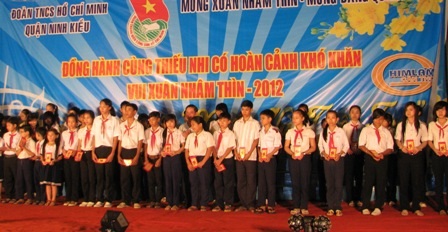 “Bao lì xì này em sẽ về đưa mẹ để phụ mẹ lo Tết” - 2 “Bao lì xì này em sẽ về đưa mẹ để phụ mẹ lo Tết” - 2