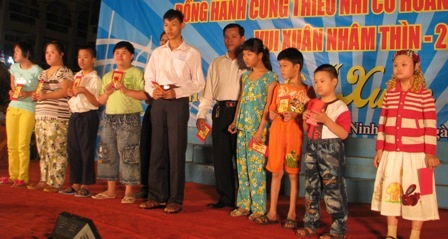 “Bao lì xì này em sẽ về đưa mẹ để phụ mẹ lo Tết” - 3 “Bao lì xì này em sẽ về đưa mẹ để phụ mẹ lo Tết” - 3