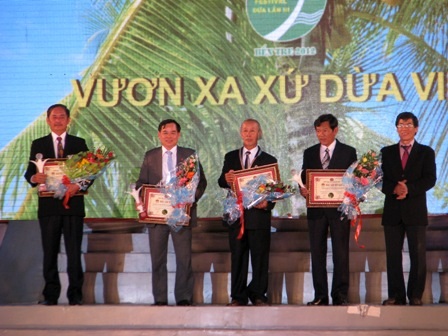 Trao 3 kỷ lục Việt Nam trong đêm bế mạc Festival Dừa 2012