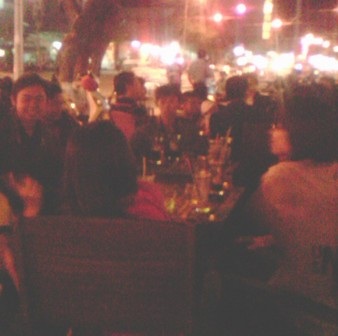 Kín quán vỉa hè, “cháy” phòng karaoke đêm Valentine - 1 Kín quán vỉa hè, “cháy” phòng karaoke đêm Valentine - 1