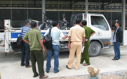 3 xe máy bốc cháy dữ dội trên xe chuyên dụng của CSGT - 7