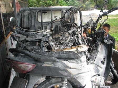 3 xe máy bốc cháy dữ dội trên xe chuyên dụng của CSGT - 2