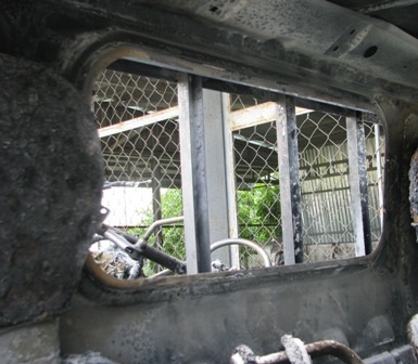 3 xe máy bốc cháy dữ dội trên xe chuyên dụng của CSGT - 4