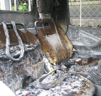 3 xe máy bốc cháy dữ dội trên xe chuyên dụng của CSGT - 5