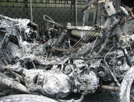 3 xe máy bốc cháy dữ dội trên xe chuyên dụng của CSGT - 3