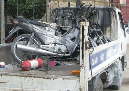 Vụ cháy 3 xe máy trên xe CSGT: Có thể do tia lửa điện - 1