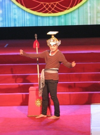 Xem lại màn độc thoại “nghệ sĩ già diễn kịch giữa đêm khuya” - 5 Xem lại màn độc thoại “nghệ sĩ già diễn kịch giữa đêm khuya” - 5