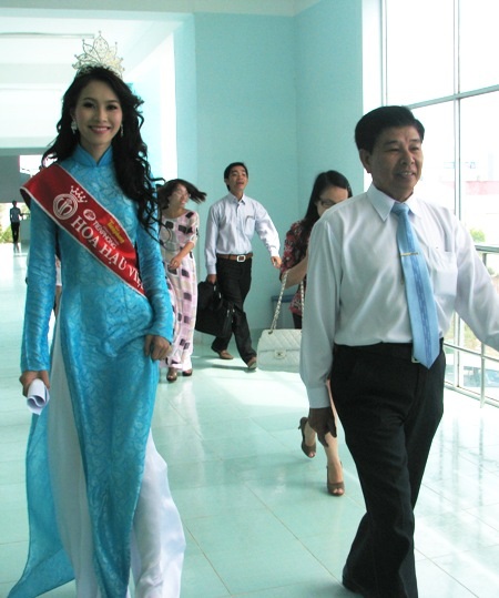 Những giọt nước mắt của Tân Hoa hậu Thu Thảo - 1 Hiệu trưởng Trường ĐH Tây Đô đón Tân Hoa hậu từ ngoài hành lang.