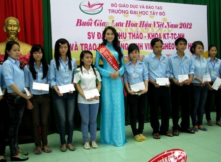 Tân Hoa hậu Đặng Thu Thảo rơi lệ khi trở về thăm trường - 12 Tân Hoa hậu trao học bổng cho sinh viên nghèo hiếu học.
