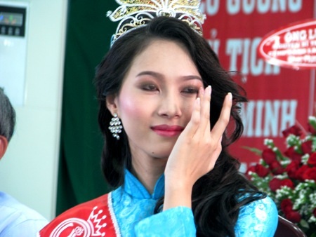 Những giọt nước mắt của Tân Hoa hậu Thu Thảo - 2 Hiệu trưởng Trường ĐH Tây Đô đón Tân Hoa hậu từ ngoài hành lang.