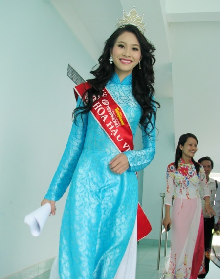 Tân Hoa hậu Đặng Thu Thảo rơi lệ khi trở về thăm trường - 2 Tân Hoa hậu Thu Thảo cười rạng rỡ khi trở về lại trường.