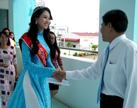 Tân Hoa hậu Đặng Thu Thảo rơi lệ khi trở về thăm trường - 3 Cô nhận được sự chào đón ân cần của lãnh đạo trường ngay từ ngoài hành lang.