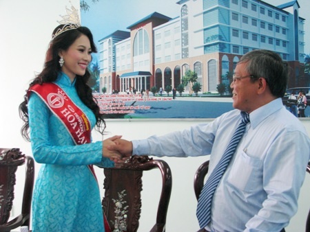 Tân Hoa hậu Đặng Thu Thảo rơi lệ khi trở về thăm trường - 5 ....và nhận lời chúc mừng của Ban quản trị nhà trường.