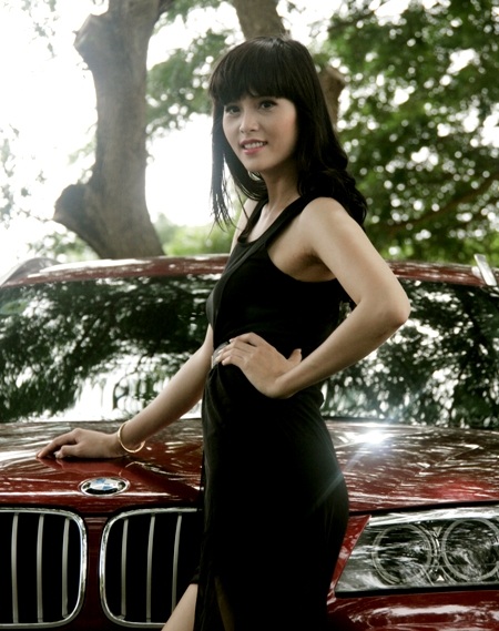 Người đẹp Tây Đô đua nhau khoe dáng bên ôtô.