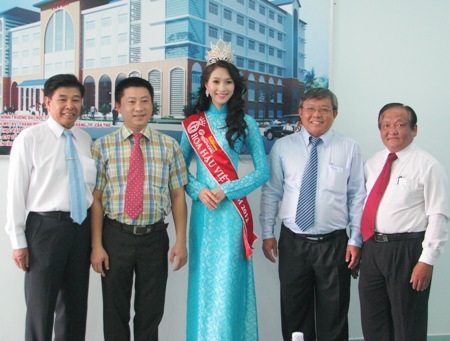 Tân Hoa hậu Đặng Thu Thảo rơi lệ khi trở về thăm trường - 6 Tân Hoa hậu chụp ảnh lưu niệm với Ban lãnh đạo trường đại học Tây Đô.
