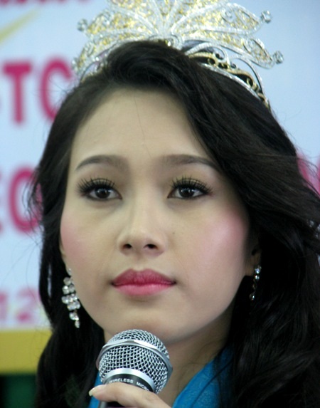 Tân Hoa hậu Đặng Thu Thảo rơi lệ khi trở về thăm trường - 14 Cận cảnh Tân Hoa hậu Đặng Thu Thảo trong buổi giao lưu.