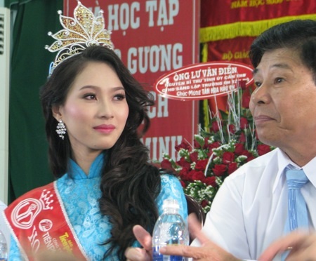 Những giọt nước mắt của Tân Hoa hậu Thu Thảo - 6 Hiệu trưởng Trường ĐH Tây Đô đón Tân Hoa hậu từ ngoài hành lang.