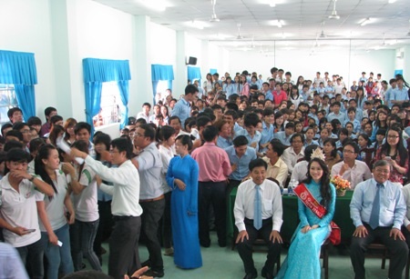 Tân Hoa hậu Đặng Thu Thảo rơi lệ khi trở về thăm trường - 7 Hàng ngàn sinh viên chào đón nồng nhiệt Tân Hoa hậu Việt Nam tại buổi giao lưu.