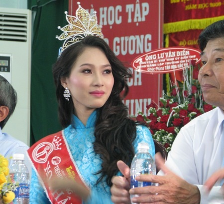 Tân Hoa hậu Đặng Thu Thảo rơi lệ khi trở về thăm trường - 13 Cận cảnh Tân Hoa hậu Đặng Thu Thảo trong buổi giao lưu.