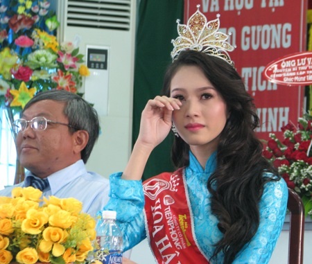 Tân Hoa hậu Đặng Thu Thảo rơi lệ khi trở về thăm trường - 8 Hàng ngàn sinh viên chào đón nồng nhiệt Tân Hoa hậu Việt Nam tại buổi giao lưu.