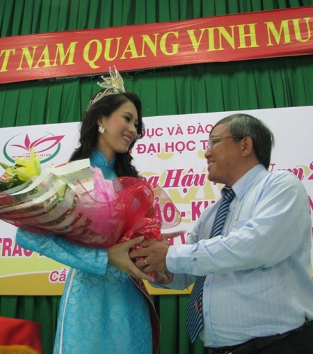 Tân Hoa hậu Đặng Thu Thảo rơi lệ khi trở về thăm trường - 9 Nhận hoa...