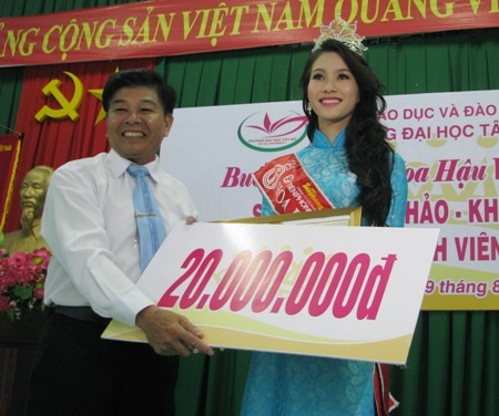 Tân Hoa hậu Đặng Thu Thảo rơi lệ khi trở về thăm trường - 10 Nhận hoa...