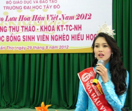 Những giọt nước mắt của Tân Hoa hậu Thu Thảo - 7 Mong rằng Đặng Thu Thảo sẽ sống có ích cho cộng đồng trong vai trò Hoa hậu Việt Nam.