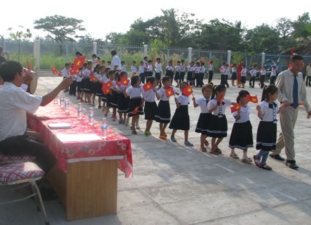 Sẵn sàng cho năm học mới - 4 Khai giảng năm học 2011- 2012 tại một trường tiểu học ở ĐBSCL (Ảnh: Huỳnh Hải)