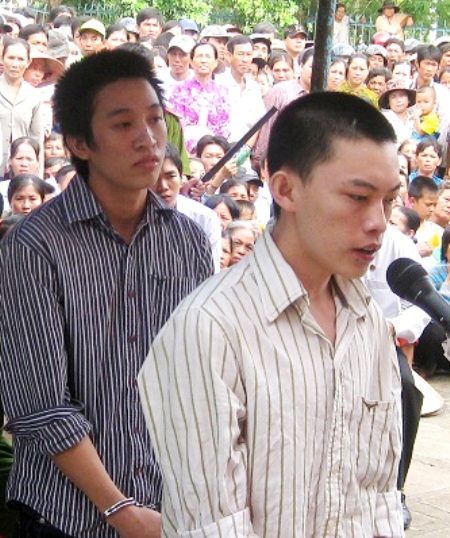Đạp CSGT tử vong, 2 bị cáo chia nhau 20 năm tù - 1 Hai bị cáo Tài và Trung trước vành móng ngựa.